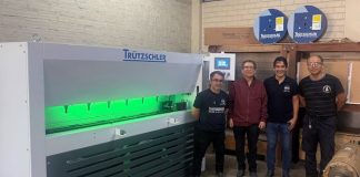 Trützschler Card Clothing ServiceNetwork - From left to right: Yohan Danilo Avendaño, Rodolfo Quichiz (Tejidos Jorgito), Héctor Montenegro (Redimtex), and Abraham Cárdenas (Tejidos Jorgito) at the TRÜTZSCHLER service station at Tejidos Jorgito.